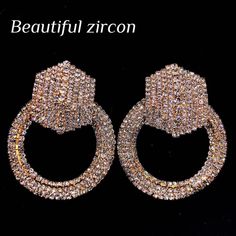 Boucles d'oreilles en strass - Boucles d'oreilles en cristal brillant pour bijoux pour femmes

 Ajoutez de l'éclat à votre look de fête avec ces boucles d'oreilles européennes et américaines en strass à grand cercle. Dotées de cristaux brillants sertis dans un design circulaire glamour, ces boucles d'oreilles sont parfaites pour ajouter une touche d'élégance à n'importe quelle tenue. Que vous assistiez à un événement formel ou que vous ajoutiez simplement un peu de bling à votre look de tous les jours, ces boucles d'oreilles de fête élégantes ne manqueront pas de faire tourner les têtes. L'accessoire parfait pour les femmes avant-gardistes, ces boucles d'oreilles en strass font un excellent cadeau pour la femme élégante de votre vie.

 Style: Classique

 Forme \ motif : rond

 Type de mét Dazzling Hoop Earrings With Rhinestones For Party, Dazzling Bling Hoop Earrings For Party, Hoop Earrings With Rhinestones For Party, Hoop Rhinestone Earrings For Party, Hoop Rhinestone Party Earrings, Dazzling Hoop Earrings For Party, Evening Crystal Earrings, Dazzling Party Hoop Earrings, Party Crystal Hoop Earrings