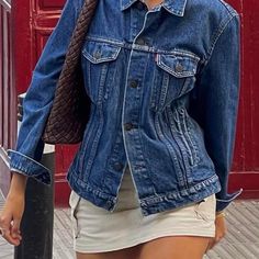 Levi's women's denim jacket in size small In good condition Affordable Levi's Denim Blue Outerwear, Levi’s Denim Jacket Outfit, Small Jacket Outfit, Vintage Denim Top With Pockets, Styling A Denim Jacket, Fitted Denim Jacket Outfit, Jean Jacket Fall Outfits, Jean Jacket Aesthetic, Levis Jacket Outfit