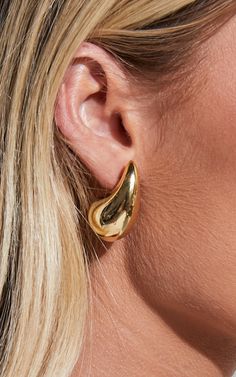 Add a touch of glam to any outfit with our Renner Earrings in Gold. These statement earrings are the perfect accessory for both casual and formal occasions. Whether you're heading out for a cocktail party or just want to elevate your everyday look, these gold earrings will do the trick. Their shimmering design is sure to catch everyone's attention and make you stand out from the crowd. Don't miss out on adding these must-have earrings to your jewelry collection!Product Details:Statement earrings Glamorous Metal Teardrop Earrings, Trendy Teardrop Earrings For Evening, Chic Metal Teardrop Drop Earrings, Chic Metal Teardrop Earrings For Formal Occasions, Tarnish Resistant Teardrop Earrings For Party, Glamorous Teardrop Hoop Earrings For Pierced Ears, Chic Teardrop Pierced Earrings, Trendy Teardrop Earrings For Formal Occasions, Glamorous Teardrop Hoop Earrings