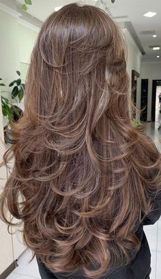 Butterfly Layer Haircut Long Hair, Female Layered Haircut, Haircuts For Long Hair Butterfly, Butterfly Haircut From Back, Long Hair Haircut Ideas Layers, Butterfly Haircut Medium Long Hair, Caramel Layers Haircut, Butterfly Wolfcut Haircut, Hair Cuts For Girls Butterfly