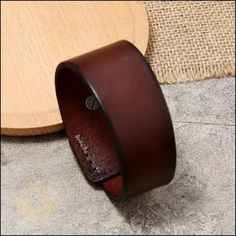 Esta resistente pulsera de cuero es el estilo inteligente que necesitas. Las correas dobles cruzadas hacen una declaración audaz y moderna y te hacen sentir armado y listo para enfrentar cualquier cosa. La construcción de cuero duradero puede soportar su estilo de vida activo sin dejar de lucir elegante.

 Especificaciones : 
Material : cuero y acero inoxidable
 Color/Diseño : Varios
 Tamaño : Ajustable
 Ancho : 1,4" | 3,8 cm - 1,97" | 5cm

 BERML te invita a atarte la muñeca con el espíritu del alma antigua con una pulsera de cuero.

 Más que una mera joya, se trata de una muñequera que llevan los más audaces de la historia. Los antiguos jefes tribales hacían alarde de sus habilidades de caza. Los reyes medievales comandaban batallones vestidos de cuero. Los punks y góticos incondicional Everyday Leather Wristband With Leather Strap, Leather Wristband For Everyday Use, Everyday Leather Wristband With Strap, Everyday Leather Wristband, Everyday Leather Wristband With Bracelet Strap, Leather Double Band Bracelet With Leather Strap, Modern Brown Leather Bracelet With Wrist Strap, Modern Leather Wristband With Black Band, Brown Leather Cuff Bracelet For Everyday