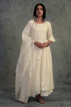 Shop for Charkhee White Embroidered Chanderi Kurta Palazzo Set for Women Online at Aza Fashions Gabriela Montez, डिजाइनर कपड़े, White Kurta, Salwar Kamiz, Traditional Indian Outfits, Kurti Designs Party Wear, Kurta Designs Women, Ethnic Outfits, Dress Indian Style