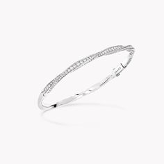 Discover the diamond half pavé oval bracelet from the Spiral jewellery collection, half set with pavé diamonds in white gold. Graff: everlasting love. Graff Bangles, Graff Jewelry, Diamond Shaped Engagement Ring, Oval Bracelet, Rare Diamonds, White Diamond Jewelry, Spiral Jewelry, Graff Diamonds, White Gold Bangle