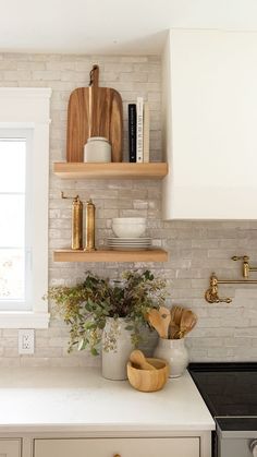 Beautiful open shelf staging with handmade vases, wooden serving boards, storage pots and brass pepper and salt grinders. Decor Minimalist, Home Design Decor, Kitchen Shelves, Dream House Decor, Kitchen Style, Kitchen Counter, Home Decor Kitchen, Dream Kitchen, 인테리어 디자인