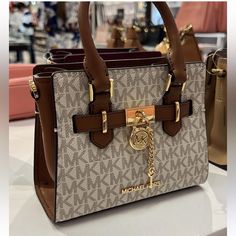 Michael Kors Xs Hamilton Bag New With Tag %100 Authentic %100 Leather Affordable Purses, Luxury Bags Collection, Nike Fashion Shoes, Bags Michael Kors, Cute Handbags, Nike Fashion, 2024 Vision, Handbags Michael Kors, Womens Purses