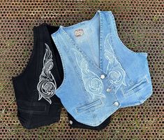 Introducing our denim cropped vest, a standout piece with hand-drawn tooled leather patterns by Amanda Rose. This vest not only screams style but also offers exceptional comfort with its lightweight, stretchy material. The intricate design featuring roses, petite flowers, and scrollwork adds a touch of sophistication a Petite Flowers, Cropped Denim Vest, Crop Denim Vest, Western Vest, Leather Patterns, Leather Tooling Patterns, Small Hair Clips, Rodeo Shirts, Amanda Rose