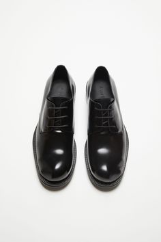 Derby lace-up shoes are crafted from leather and detailed with a bump finish on the toe. FN-MN-SHOE000216 Modern Wingtip Lace-up Shoes With Rubber Sole, Designer Calf Leather Lace-up Derby Shoes, Modern Lace-up Leather Shoes For Derby, Modern Lace-up Shoes With Textured Sole, Modern Lace-up Shoes With Textured Sole And Plain Toe, Classic Lace-up Leather Shoes With Rubber Heel Cap, Formal Low-top Oxfords With Rubber Sole, Modern Lace-up Oxfords With Leather Sole, Modern Leather Shoes With Brogue Detailing And Almond Toe