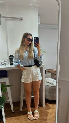 Um novo vício chamado: camisa listrada 🫶 Looks Shorts, Monte Verde, Look Short, Outfit Look, Going Out Outfits, Look Casual, Leather Sandals, Everyday Fashion, White Shorts