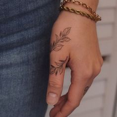 50 Beautiful Finger Tattoo Ideas for Women – May the Ray Simple Finger Tattoo, Finger Tattoo Ideas, Simple Hand Tattoos, Tato Suku, Thumb Tattoos, Wrap Around Tattoo, Tato Minimal, Tato Jari, Wrap Tattoo