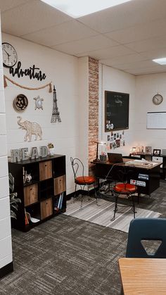 a classroom with desks, chairs and a chalkboard on the wall in front of it