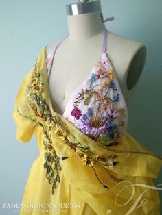 Game of Thrones Myrcella Baratheon Dorne dress Season 5 Dorne Dress, Dornish Dress, Baratheon Dress, Myrcella Baratheon, Got Costumes, Game Of Thrones Costumes, Yellow Lace Dresses, Fantasy Clothing, Fantasy Fashion