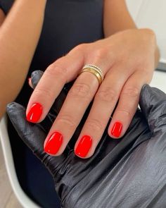 Short Nails Colour, August Nail Colors 2023, Cute Gel Manicure Ideas, Short Nails Bright, Orangey Red Nails, Short Gel Manicure, Summer To Fall Nails, Beautiful Red Nails, Trendy Nail Colors