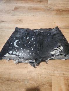 Celestial Goth Outfit, Distressed Cotton Shorts For Festival, Distressed Cotton Festival Shorts, Grunge Summer Festival Bottoms, Black Shorts For Summer Music Festival, Denim Shorts Festival, Diy Jean Shorts, Modern Witch Fashion, Goth Diy