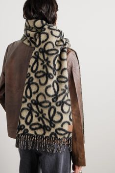 Loewe's 'Anagram' logo was created in the '70s by Vicente Vela, then given a modern refresh when Jonathan Anderson took the helm. Made from slightly fluffy jacquard-knit, this scarf has a fringe trim and a signature leather tab. Scarf Outfit, Designer Scarves, Jacquard Knit, Mode Inspo, Fringe Trim, Knit Scarf, Parisian Style, Look Cool, Net A Porter