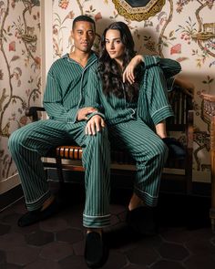 Petite Plume wishes you a “bonne nuit,” and in their luxury sleepwear, it’s hard not to oblige. Crafted in exquisite cotton, with the finest attention to detail, Petite Plume delivers the utmost comfort and sophistication. Accented with contrast piping and finished with pearl buttons, the Men’s Luxe Pima Cotton Green Stripe Pajama Set features specially brushed cotton so that every wash brings more coziness and better sleep. Product Details 100% cotton. Care Instructions Machine wash cold with l Christmas Pajamas For Men, Christmas Pajamas Photoshoot, Pajama Party Grown Up, Christmas Pajamas Aesthetic, Christmas Sleepwear, Knit Pajamas, Pajamas Aesthetic, Christmas Pyjamas, Xmas Pajamas