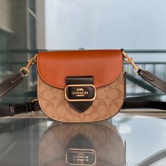 Ole ladies classic logo canvas KLEO No. 17 shoulder bag autumn and winter new product luxury and noble

Size 17/15.5/6