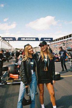 Formula 1 fashion insp, style guide and outfit ideas for the Australian Formula 1 Grand Prix in Melbourne. @kailavalkyrie on IG F1 Vegas Outfit, F1 Outfit For Women Aesthetic, Silverstone F1 Outfits, F1 Gp Outfit, Indycar Outfit, Mclaren Outfit Women, Formula One Outfit Women, F1 Outfits Women