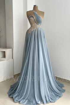 Der wunderschöne Bodenlange Empire-Abendkleider in Staubblau mit einer Schulter wird jeden Teenager zum Abschlussball verblüffen. Das 100D Chiffon-Kleid verleiht Ihrem Großhandelslook zusätzliche Eleganz. Prom Dress Gold, Prom Dress Burgundy, Red Prom Dress Long, Prom Dresses Yellow, Royal Blue Prom Dresses, A Line Evening Dress, Evening Dress Floor Length, Dusty Rose Dress, Blue Evening Dresses