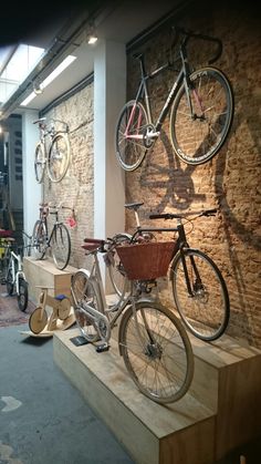 there are many bicycles on display in the store