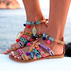 Womens Summer Shoes Sandals, Sandal Kulit, Pom Pom Sandals, Bohemian Sandals, Summer Sandals Flat, Flat Heels, Estilo Hippie, Boho Sandals, Leather Gladiator Sandals