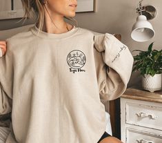 Personalizable with a wrist print to add the names of your scaley friends. We can also add the year that you or the recipient became a fun reptile mom! We use Gildan and Jerzees sweatshirts, which have a Unisex relaxed fit. For an oversized fit, size up 1-2 sizes. The sweatshirts are sturdy and comfy, perfect for fall and winter seasons, camping, Trick-or-Treating, reading sessions, Thanksgiving and Christmas baking days, and beyond. Our shirt graphics are printed directly onto the shirt, not a vinyl or transfer, and won't peel or fade.  Features - 50% cotton, 50% polyester - Air jet yarn for a softer feel and reduced pilling - Fabric weight: 8.0 oz/yd² (271.25 g/m²) - Relaxed fit Care Instructions - Wash in cold water, inside out. - Use non-chlorine bleach only when necessary. - Do not dr 5 Solas, Dog Mom Tee, Unique Sweatshirt, Crested Gecko, Mama T Shirt, Mama Tee, Avatar Airbender, Rhodesian Ridgeback, Future Mrs