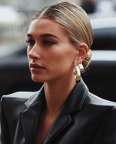 Low Bun Hairstyles, Smink Inspiration, Boring Hair, Slicked Back Hair, Slick Hairstyles, Penteado Cabelo Curto, Sleek Hairstyles, Hailey Baldwin, Grunge Hair