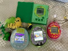 there are many electronic toys on the table