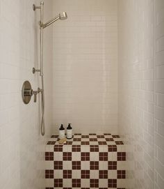 Simple Mosaic, Mosaic Designs, Furniture Inspiration, Interior Inspo, Bathroom Renovation, Tile Design, Bathroom Inspiration, 인테리어 디자인