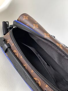 This S Lock messenger bag M58489 Embossed M45806 Black M45836 Blue M46243 Purple M46246 Green Made of Monogram Macassar canvas, the new lock is inspired by the hard case lock designed by Georges Vuitton in 1886 build. A special finishing process gives this magnetic metal closure a bold and modern look. It also features ample zippered compartments, a hard case-style leather handle and an LV logo shoulder strap for stylish style and ease of use. 

Size: 22.18.8 Louis Vuitton Yayoi Kusama, Louis Vuitton Capucines, Large Cosmetic Bag, Medium Handbags, Lv Purse, Lv Shoes, Lv Belt, Lv Wallet, Louis Vuitton Pochette