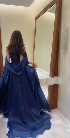 Blue Long Prom Dress, Mode Kylie Jenner, Blue Organza, Strapless Prom Dresses, Classy Prom Dresses, Spaghetti Strap Prom Dress, Prom Dress Inspiration, Ball Gowns Evening, Pretty Prom Dresses