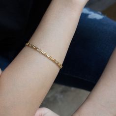 Simple Gold Bangle, Gold Bangles Indian, Gold Bracelet Simple, Gold Bangles For Women, Dainty Gold Bracelet, Gold Bangle Set, Gold Jewelry Simple Necklace, Gold Mangalsutra Designs, Jewelry Advice