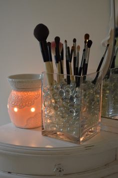 Easy Makeup Brush Holder. Looks like what you have andrea. Diy Makeup Brush Holder, Diy Makeup Brush, Makeup Contouring, Brush Stand, Paint Brush Holders, Brush Holders