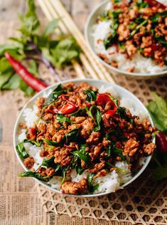 10-Minute Thai Basil Chicken (Easy Gai Pad Krapow) Thai Mad, Pad Krapow, Koreansk Mat, Thai Basil Chicken, Resepi Ayam, Cibo Asiatico, Meat And Vegetables, Mapo Tofu, Basil Chicken