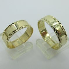 Handmade set of 2 wedding bands in solid 14k gold with diamond cut designs on the edges. Ring size is adjustable, please note the size in the personalization section of checkout. set de 2 anillos para el y para ella en oro de 14k garantisado hecho a mano. 2 Wedding Bands, Her Ring, Cut Design, Huggies Earrings, Diamond Cut, Gold Bands, Green Tea, Wedding Bands, Diamond Cuts