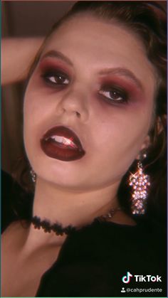 Maquiagem de Halloween de Vampira / Halloween Vampire Makeup Tutorial Easy Vampire Makeup For Women, Vampire Halloween Makeup, Easy Vampire Makeup, Vampire Makeup Tutorial, Vampire Makeup Halloween, Vampire Eyes, Goth Makeup Tutorial, Scary Vampire, Welcome To The Dark Side