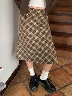 Vintage Brown Checkered Midi Skirt Summer Outfit Accessories, Preppy Fabric, Brown Checkered, Street Y2k, Jeans Outfit Summer, Checkered Design, Ootd Outfits, Vintage Preppy, Crop Top Dress