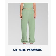 신축성 있는 허리 밴드와 넓은 소맷단이 있는 편안한 와이드 스웨트팬츠. Trendy Oversized Bottoms With Elastic Waistband, Green Sweatpants With Elastic Waistband For Fall, Wide-leg Loungewear Bottoms With Elastic Cuffs, Casual Green Sweatpants With Elastic Side Panels, Solid Color Sweatpants With Elastic Cuffs For Streetwear, Spring Sweatpants With Elastic Cuffs For Lounging, Solid Sweatpants With Elastic Cuffs For Streetwear, Oversized Casual Sweatpants With Elastic Cuffs, Comfortable Stretch Sweatpants With Straight Hem