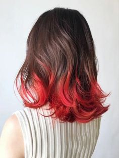 Dip dyed hair involves selectively coloring only the ends of hair strands, resulting in a gradient or ombre effect. During this technique, stylists commonly immerse or apply dye to the lower part of the hair, while keeping the roots in their natural color. The extent of contrast between the natural and dyed sections can vary, catering to individual preferences for either a subtle or bold transition.