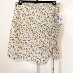 Floral Cinched Mini Skirt -This Is A Super Cute Mini Skirt From Pacsun’s La Hearts Brand! -Brand New With Tags, Never Worn Before, In Perfect Condition -Lightweight Material Perfect For The Spring And Summer Time -Will Be Shipped Out The Day It’s Bought! Keywords: Women Female Mini Pencil Short Tight Cinched Ribbon Skirt Flowy Pink Cream Beige White Flowers Floral Flower Pacsun Hollister Brandy Melville Urban Outfitters H&M Hollister American Eagle Princess Polly Cottagecore 90s Vintage Spring Ruched Relaxed Mini Skirt, Spring Relaxed Ruched Mini Skirt, Relaxed Ruched Mini Skirt For Spring, Spring Mini Skirt With Ruched Detail, Casual Summer Ruched Skort, Casual Ruched Skort For Summer, Trendy Ruched Mini Skirt For Spring, Ruched Mini Skirt For Spring, Spring Gathered Mini Skirt