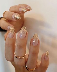 Are you looking to add a touch of elegance to your nails and your outfits with little details? If so, try one of these beautiful gold nail designs! Colorful Nails, New Year's Nails, Xmas Nails, Prom Nails, Chic Nails, Nail Arts, Chrome Nails, Gold Nails, Cute Acrylic Nails