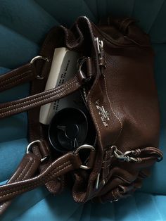 Vintage Bag Aesthetic, Vintage Brown Leather Bag, Inside My Bag, What In My Bag, Jane Birkin, Brown Leather Bag, Bags Aesthetic, Prada Leather, Pretty Bags