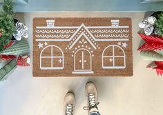 Welcome guests into a wintry fantasyland with our Gingerbread House Doormat! This white doormat will make your doorway more merry and bright - gingerbread house design and all! Available in 3 sizes. Gingerbread Door Mat Diy, Christmas Welcome Mat, Gingerbread Doormat, Diy Welcome Mat, Dit Christmas, Gingerbread House Decor, House Decor Christmas, Gingerbread Door, Outdoor Doormats