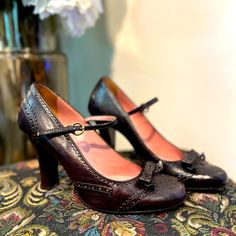 In Almost Prestige Condition. Women’s Us 7.5 Roaring 20’s Oxford Style With Bow Tassel Detail. Will Be A Great Addition To A Pinup Style Outfit! Vintage Miu Miu Shoes, Miu Miu Librarian, Vintage Miu Miu Heels, Miu Miu 4-inch Heels For Formal Occasions, Vintage Miu Miu, Miu Miu Brown Bag With Gold-tone Hardware, Vintage Brown Mary Janes With Buckle Closure, Pinup Style, Roaring 20