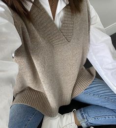 Sassy Outfits, Knit Vest Outfit, Basic Clothing, Future Wardrobe, Beige Outfit, Look Retro, Elegant Outfits, Fall 24, Outfits 2023