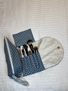 The Lila Cosmetic Bag is ideal for taking all your makeup on the go. The pouch with zip closure is very roomy and measures approximately 24 x 21 cm, while the compartment for 6 brush holders allows you to take them with you without running the risk of ruining them. The white fabric of the brush holders is waxed cotton, which allows you to quickly clean any makeup residue. The veil that rests on the brushes reminds you that "you are beautiful" both before and after using makeup ♥️ Brush Holders, The Veil, Toiletry Storage, Brush Holder, Waxed Cotton, You Are Beautiful, White Fabric, Cosmetic Bags, Makeup Yourself