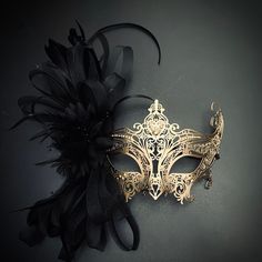 Feathers and floral complement the fashionable apparatus - the gold metal mask - to any function. Masquerade Dress And Mask, Mask Ball Party, Black And Gold Masquerade Mask, Masquerade Mask Women, Extravagant Dresses, Gold Masquerade Mask, Wedding Mask, Mask Ball, Floral Mask