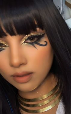 Egypt Makeup, Cleopatra Makeup, Cleopatra Halloween, Egyptian Makeup, Egiptul Antic, Halloween Makeup Pretty, Fest Outfits, Halloween Makeup Inspiration, Idee Cosplay