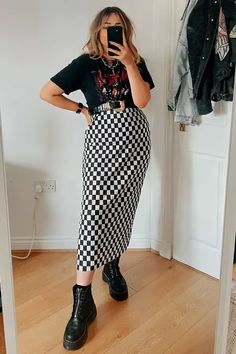 Edgy Work Outfits, Rock Outfit, Band T Shirts, Column Dress, Festival Looks, Curvy Girl Outfits, Look Vintage