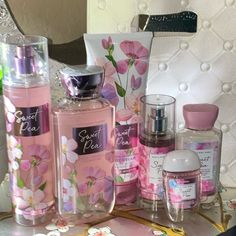 Bath And Bodyworks Sweet Pea Gift Set Combo Body Wash Body Spray Body Cream Travel Size Set Body Spray Body Cream Hand Sanitizer Gift Bag Girl Hygiene, Perfume Combos, Hand Sanitizer Gift, Good Skin Tips, Bath And Body Works Perfume, Shower Skin Care, Body Smells, Cleaning Rags, Smell Goods