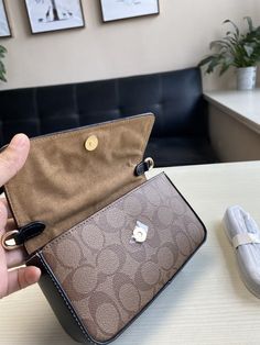 Mini Josie hand-held crossbody bag, artificial leather and cow leather, 2 credit card slots, buckle closure, fabric lining, external open pocket, small bag is mini, exquisite and cute, suitable for various occasions ~

Size 17.5*10*5